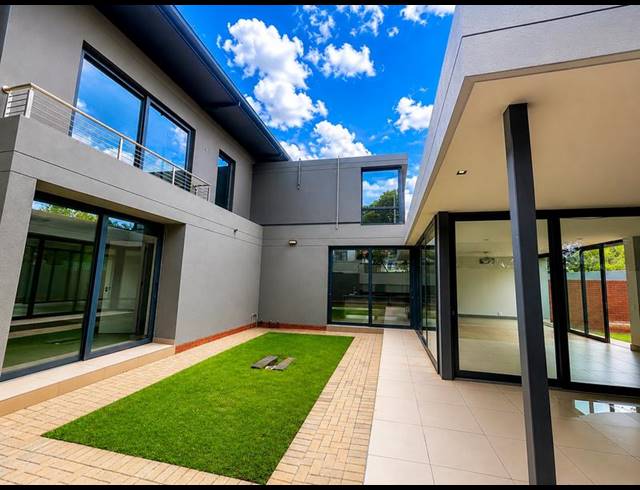 4 BEDROOM TOWNHOUSE FOR SALE IN WATERKLOOF RIDGE